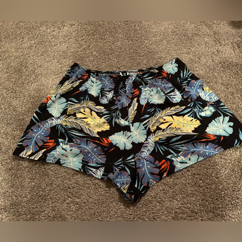 Floral stretchy shorts NWOT